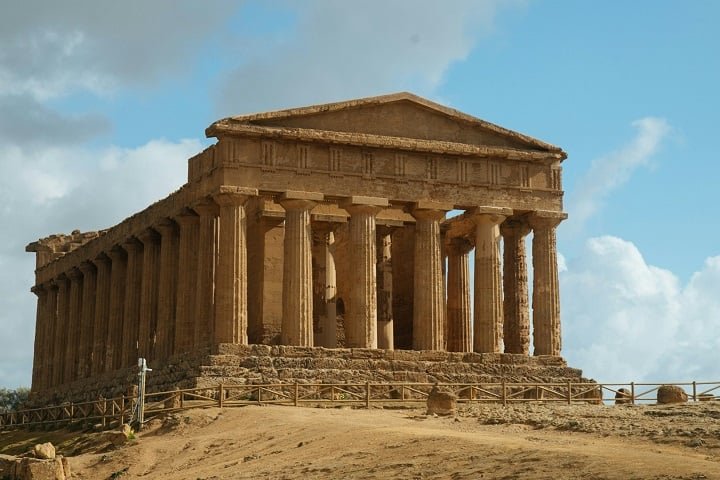 "O Homem Vitruviano", do artista Leonardo Da Vinci, e o Templo Partenon (foto), na Grécia, são alguns exemplos de obras que foram feitas com base na Proporção Áurea.