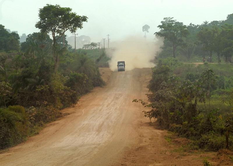 Sem a infraestrutura devida, a rodovia se tornou sinônimo de facilitação para o transporte de madeira ilegal, desmatamento, grilagem e garimpagem.