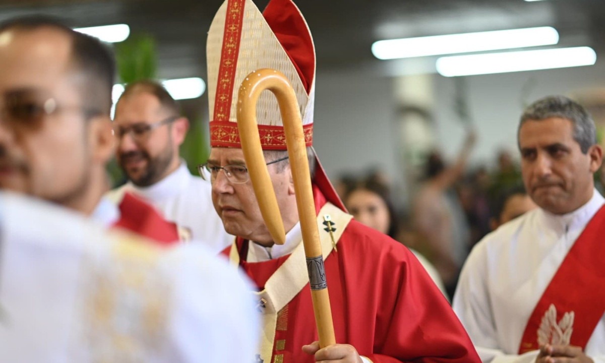 Arcebispo dom Walmor presidiu a missa do Domingo de Ramos (13) -  (crédito: Leandro Couri/E.M./D.A. Press)