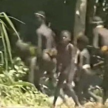 Conheça os sentineleses: povo mais isolado do mundo ataca forasteiros - Reprodução Youtube GALEGO