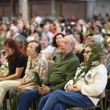 Arcebispo dom Walmor reza pela paz durante missa na catedral de BH