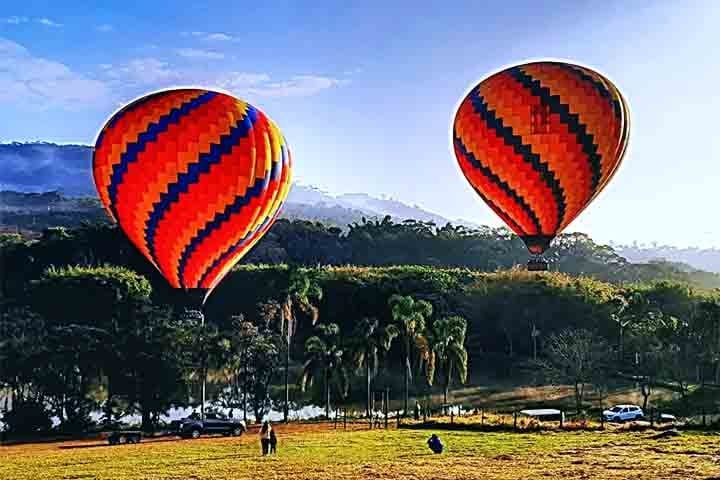 E, para fechar com chave de ouro, um voo de balão ao amanhecer proporciona uma vista deslumbrante da cidade e suas paisagens, visto de uma perspectiva que só essa experiência pode oferecer.