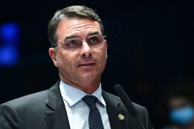 Líder do PL diz que não, mas Flávio Bolsonaro admitiu que anistia beneficia Jair -  (crédito: Platobr Politica)