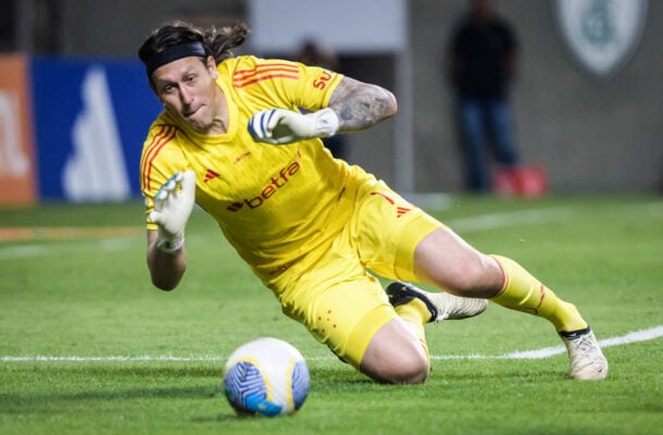 CÁSSIO - Não foi muito exigido na partida, tampouco teve culpa no gol do São Paulo. Ficou na média. NOTA 5