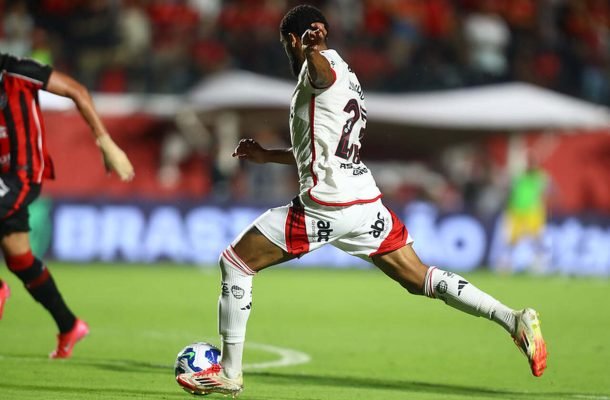 JUNINHO - Entrou no fim. Fica, portanto, SEM NOTA. Foto: Gilvan de Souza/Flamengo