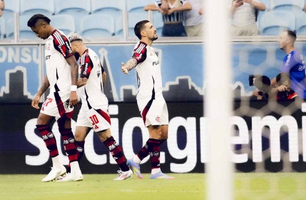 DE ARRASCAETA - Craque, marcou os dois gols da vitória do Flamengo. Num deles, deixou Tiago Volpi no chão antes de botar no fundo do barbante. NOTA 9,0. Foto: Adriano Fontes/Flamengo