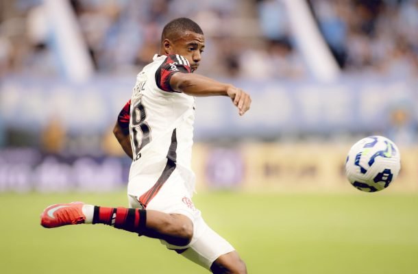 DE LA CRUZ - Fez uma grande partida, comandando o meio-campo. Ganhou bolas importantes lá atrás e fazia boa transição defesa-ataque, participando, inclusive, do gol inaugural do duelo. NOTA 8,0. Foto: Adriano Fontes/Flamengo