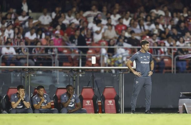 MAXI CUBERAS - Substituindo Zubeldía, o auxiliar passou pelos mesmos problemas que do treinador principal. Foi muito questionado nas substituições, com as saídas de Alisson e, mais uma vez, de Ferreira. Nota: 5,5 - Foto: Rubens Chiri/São Paulo FC