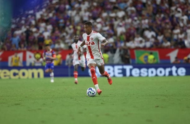 VITINHO - Entrou no lugar do lesionado Carbonero. Tentando ajudar na zaga, cometeu falta tola em Marinho na meia-lua, levando amarelo. NOTA 5,5. Foto: Ricardo Duarte/Internacional 