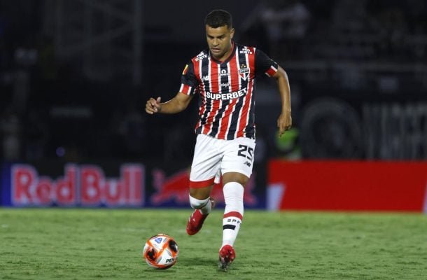 ALISSON - Ajudou na marcação cruzeirense, porém não conseguiu aparecer na parte da frente. Ficou pendurado logo no começo do jogo e saiu no intervalo. Nota: 6 - Foto: Rubens Chiri/São Paulo