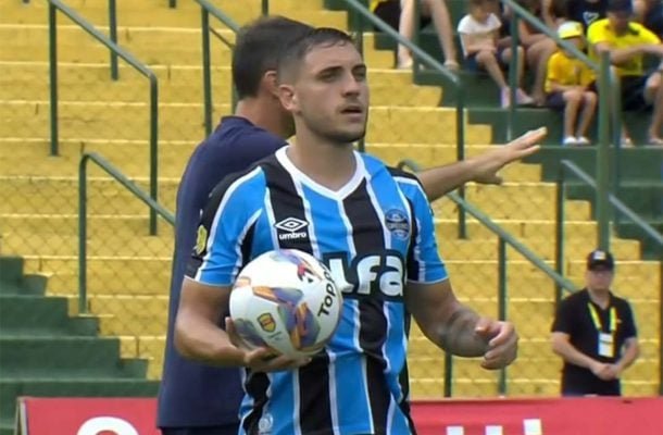 CAMILO - Forçou alguns passes no meio-campo. Não conseguiu contribuir na saída de bola, muito pressionado pelos jogadores rivais. NOTA 5,5. Foto: Reprodução