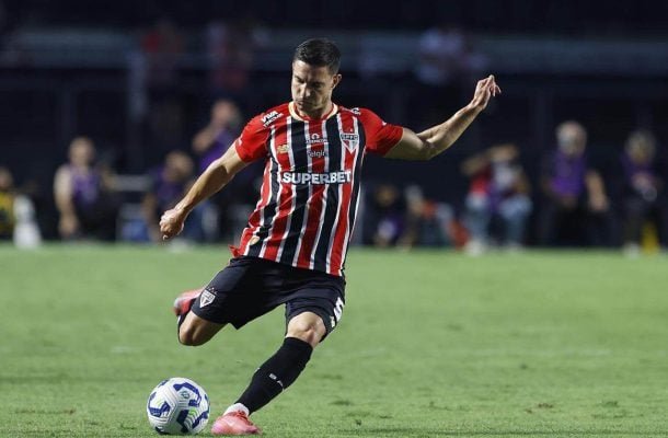CÉDRIC SOARES - Depois de atuar um pouco mais avançado, o português voltou a jogar como lateral. Apareceu bem no ataque, dando uma bela assistência. Nota: 6,5 - Foto: Divulgação/São Paulo