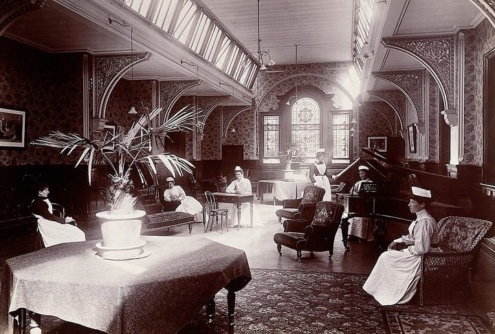 Inaugurado em 1893, o Claybury Hospital foi um dos chamados "Five Great Asylums" (Cinco Grandes Asilos) construídos ao redor de Londres no final do século 19.