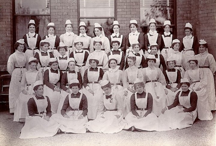 Durante seu auge, o hospital tinha capacidade para mais de 2.000 pacientes e incluía fazendas, oficinas e até um teatro, onde os internos participavam de atividades ocupacionais como parte do tratamento.