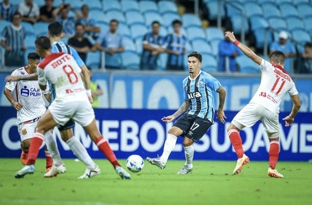 DODI - Entrou com o placar atrás em 2 a 0. Por isso, praticamente não teve lances no jogo. Numa das poucas bolas, perdeu a posse para Plata, cedendo contra-ataque. NOTA 5,5. Foto: Lucas Uebel / Gremio