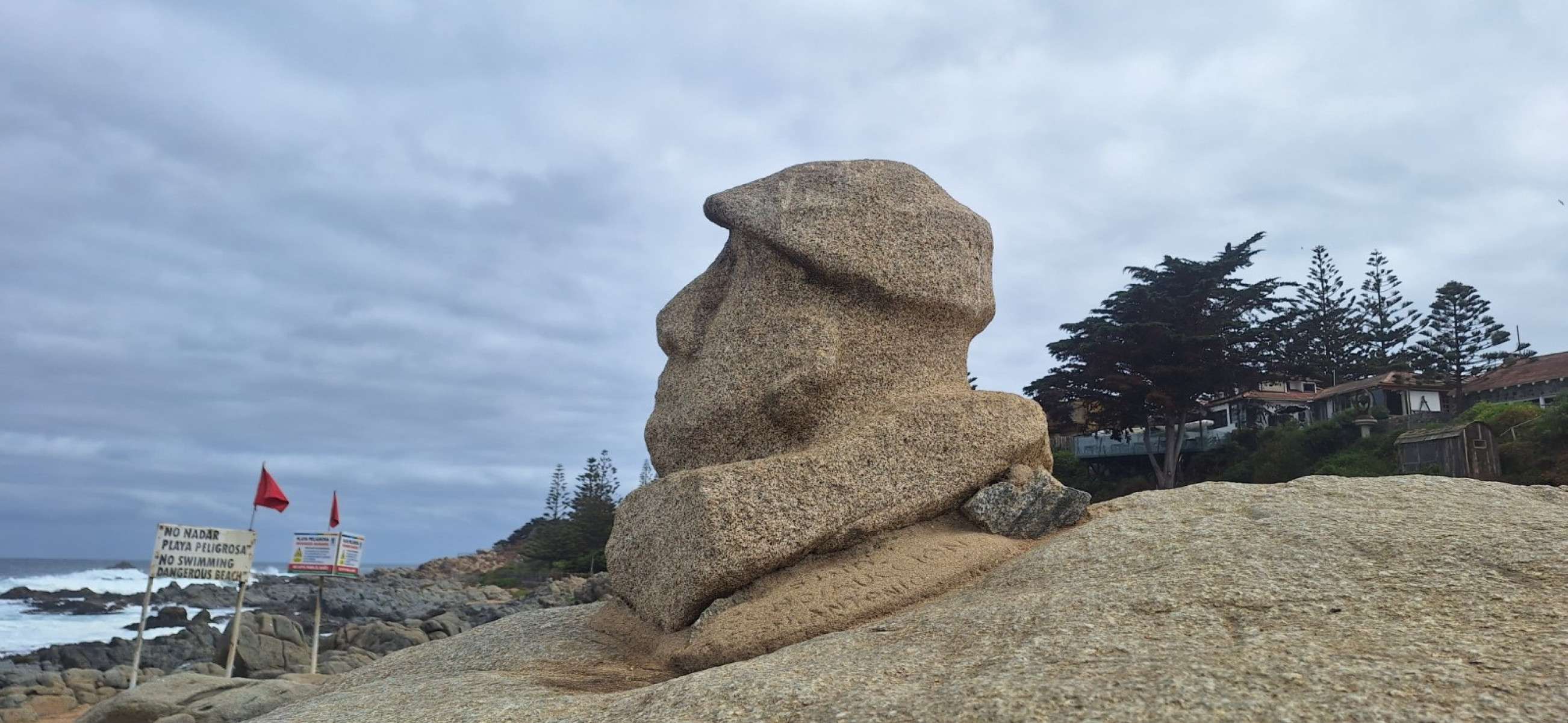 Busto de Pablo Neruda esculpido em pedra na praia que leva o nome do poeta, em El Quisco