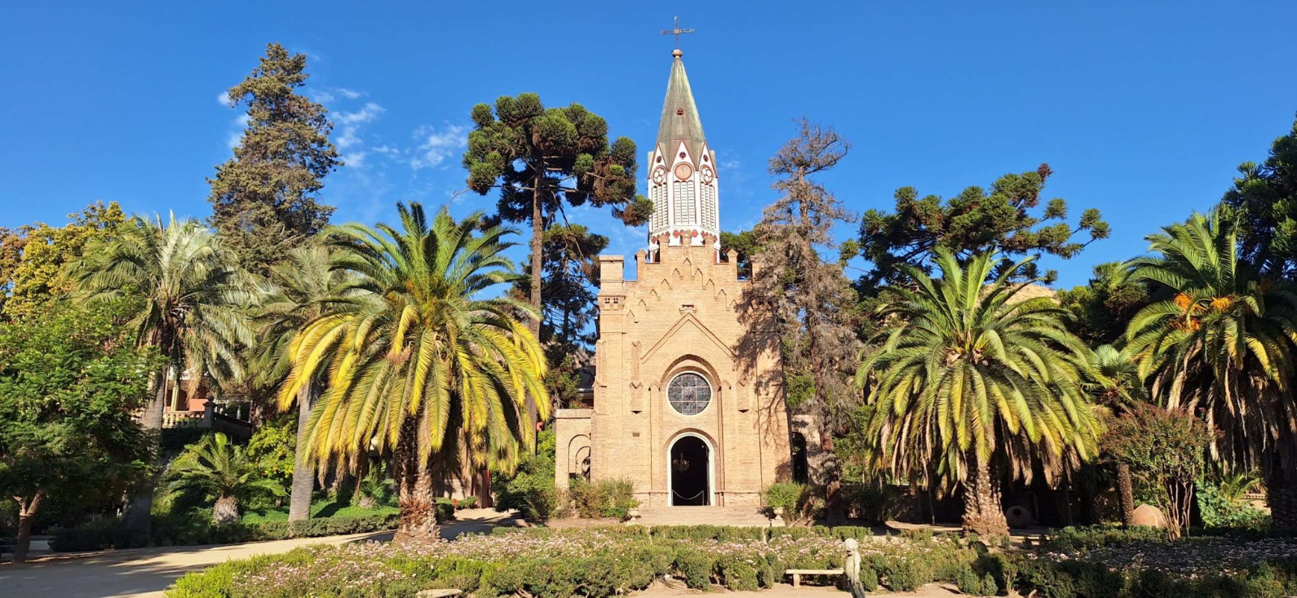 Capela em homenagem à Virgem Maria está anexa ao Hotel Casa Real, que fica dentro da Viña Santa Rita, localizada na zona de pré-cordilheira do Alto Jahuel, em Buin