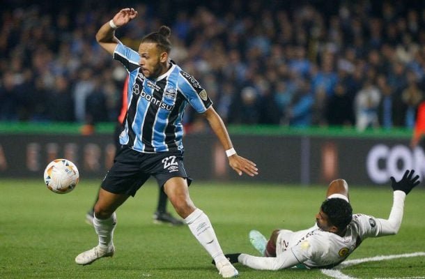 BRAITHWAITE - Muito inteligente, mas não foi efetivo nas jogadas. Tentou dois chutes - um em cada tempo -, sendo travado em ambas as oportunidades. NOTA 6,5. Foto: Divulgação/Gremio