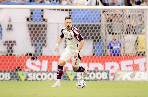 LÉO ORTIZ - Teve boa saída de bola e, quando necessário lá atrás, aparecia para cortar. Jogo muito bom do zagueiro. - NOTA 7,5. Foto: Adriano Fontes/Flamengo