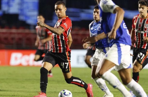 MATHEUS ALVES - Entrou no intervalo para auxiliar na armação do jogo, mas não conseguiu fazer muita coisa e ainda falhou no lance do gol do Cruzeiro. Nota: 5,5 - Foto: Divulgação/São Paulo