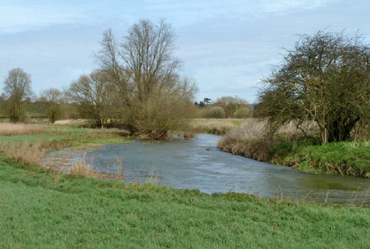 O nome "Redbridge", aliás, se refere a uma ponte sobre o rio Roding, construída com tijolos vermelhos — ao contrário das demais pontes da região feitas de pedra branca. Ela foi demolida em 1921.