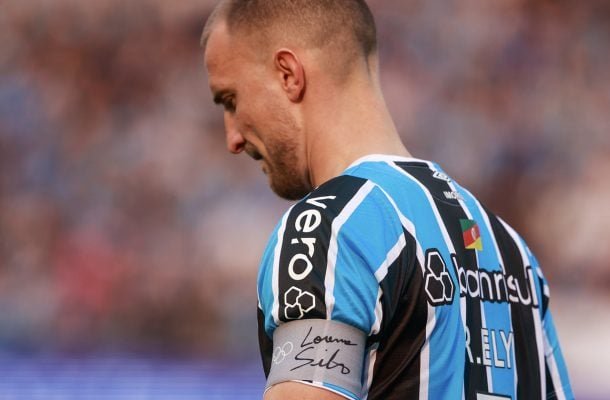 RODRIGO ELY - Não comprometia sua atuação, até que precisou sair lesionado, aos 24'. Fazia bons cortes. NOTA 6,0. Foto: LUIS ERBES/GREMIO FBPA