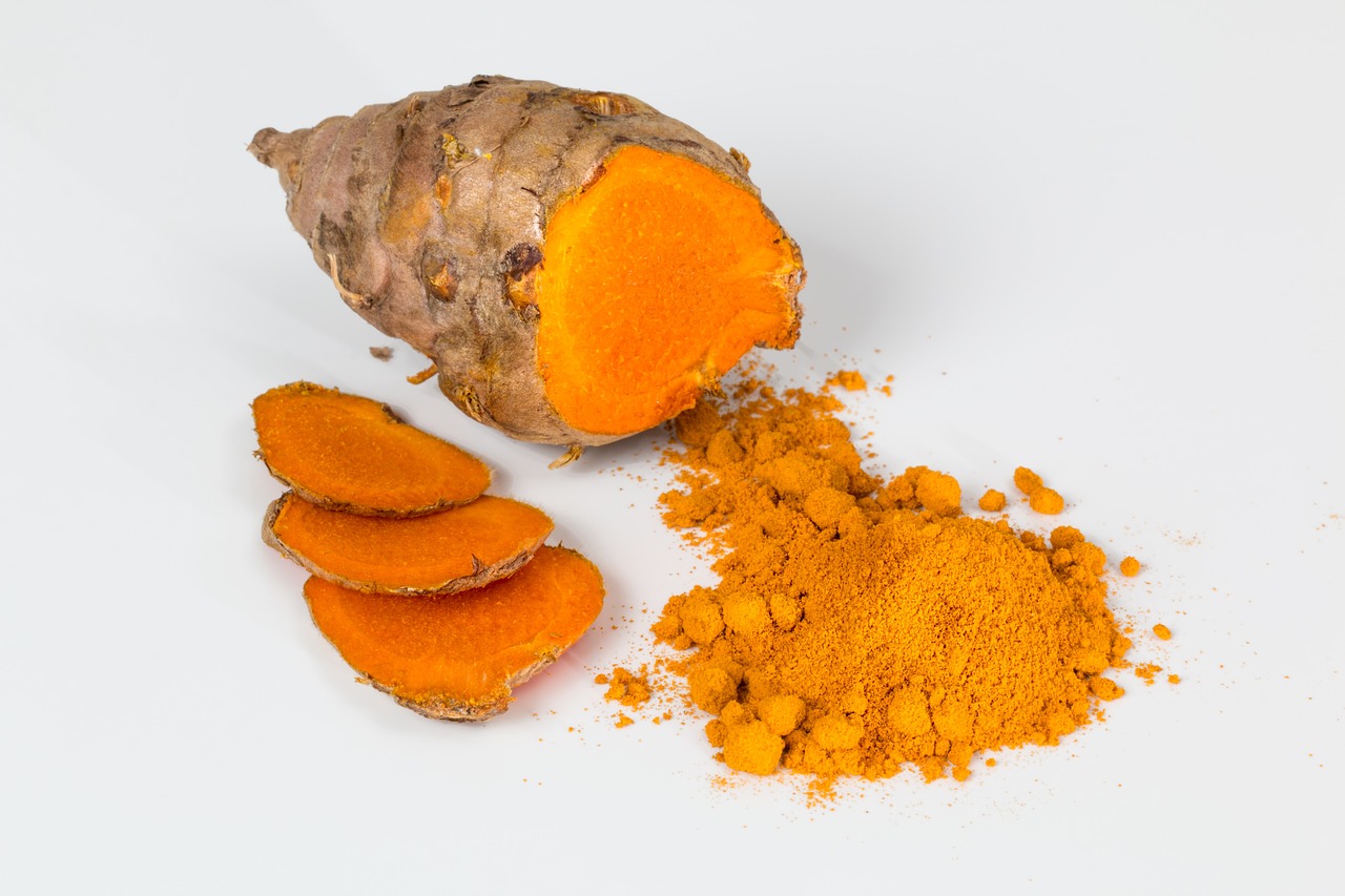 CÃºrcuma- Especiaria oriunda da Ãndia, Ã³tima em chÃ¡s e pratos asiÃ¡ticos, possui propriedades imunolÃ³gicas. Conhecida como aÃ§afrÃ£o-da-terra, tem coloraÃ§Ã£o amarela vibrante.