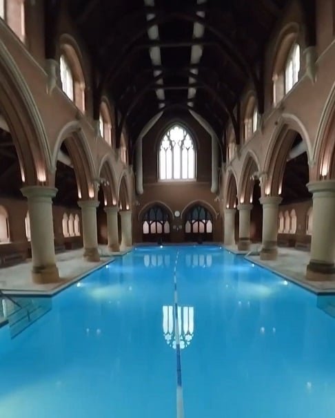 Apesar das mudanças, a igreja ainda mantém sua estrutura impressionante, com arcos altos, vitrais coloridos e um teto em abóbada