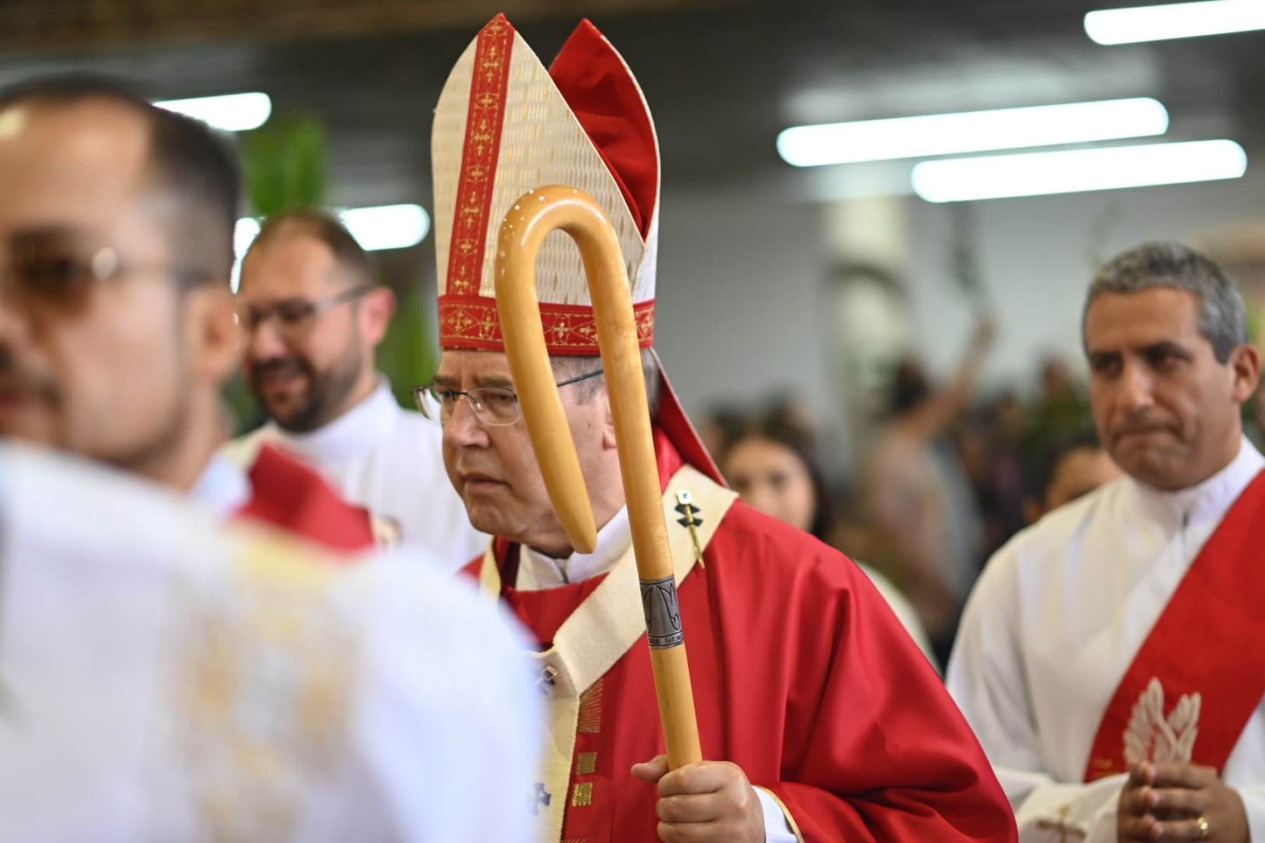 Arcebispo dom Walmor reza pela paz durante missa na catedral de BH neste domingo (13/4)-Leandro Couri/E.M./D.A. Press