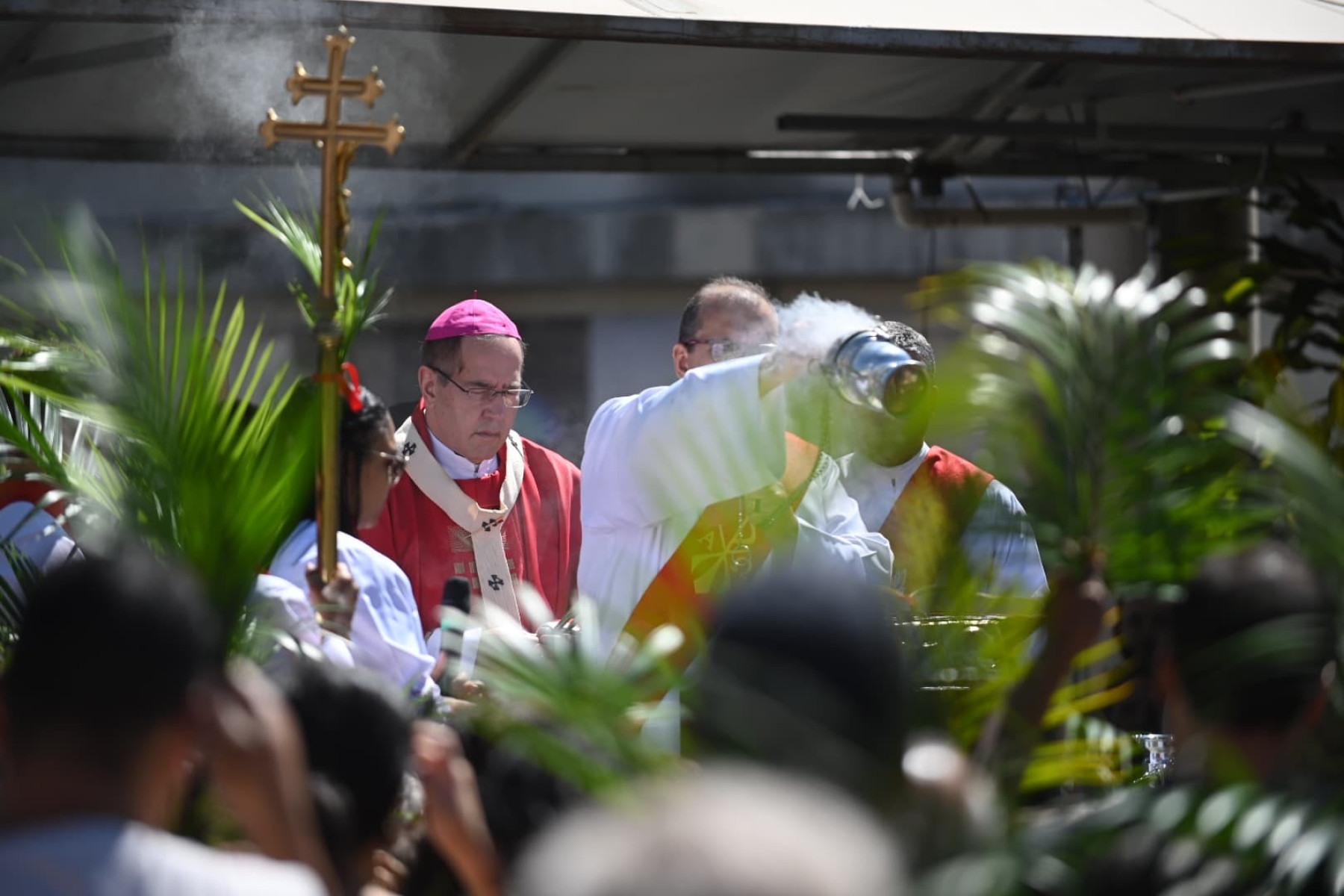 Arcebispo dom Walmor reza pela paz durante missa na catedral de BH neste domingo (13/4)-Leandro Couri/E.M./D.A. Press