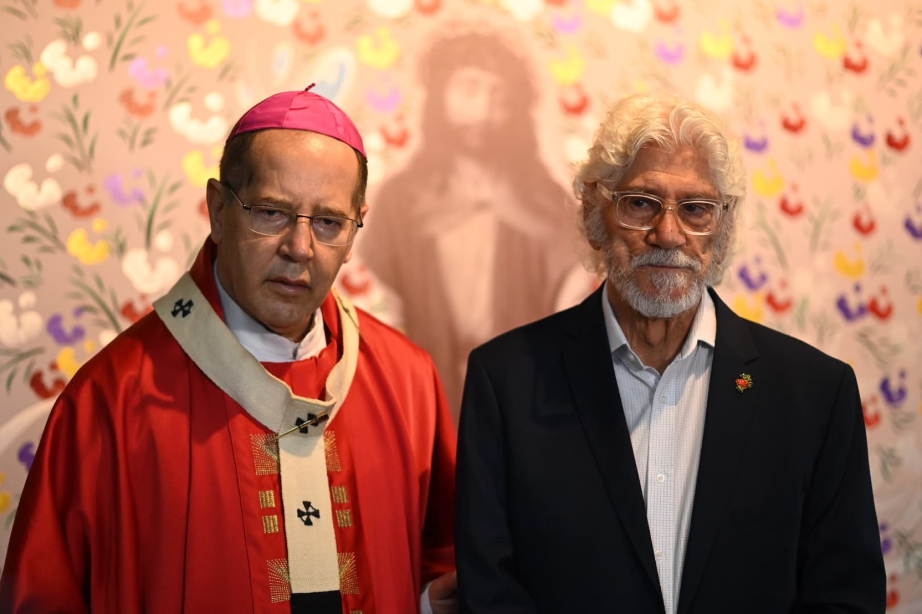 Dom Walmor ao lado do pintor carioca Oscar Araripe, que presenteou a Catedral com o quadro 