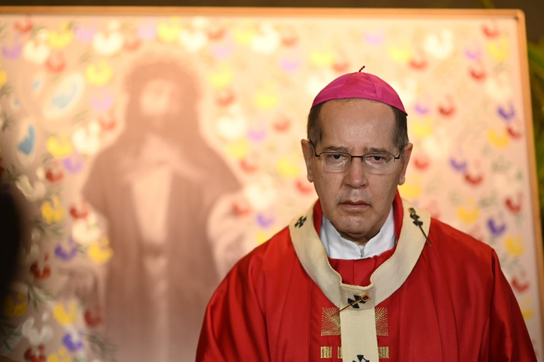 Arcebispo dom Walmor reza pela paz durante missa na catedral de BH neste domingo (13/4)-Leandro Couri/E.M./D.A. Press
