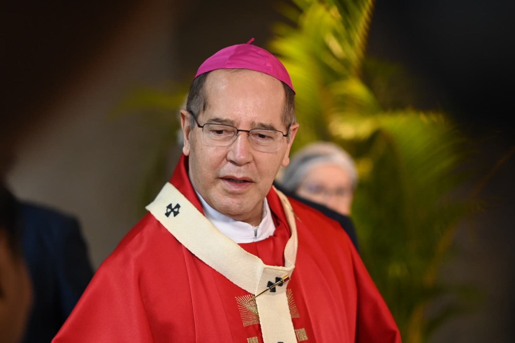 Arcebispo dom Walmor reza pela paz durante missa na catedral de BH neste domingo (13/4)-Leandro Couri/E.M./D.A. Press