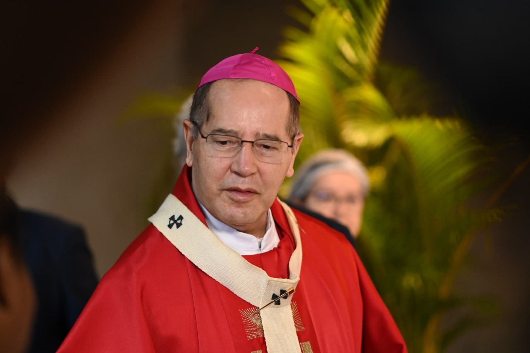 Arcebispo dom Walmor reza pela paz durante missa na catedral de BH neste domingo (13/4)-Leandro Couri/E.M./D.A. Press