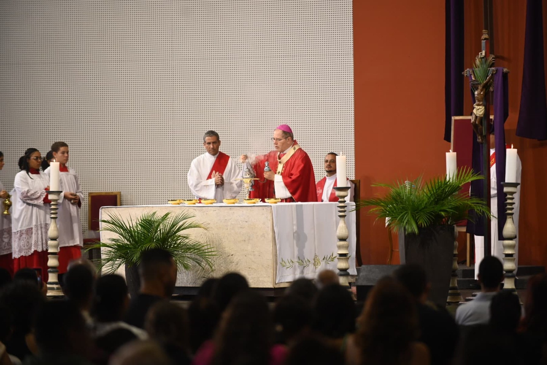 Arcebispo dom Walmor reza pela paz durante missa na catedral de BH neste domingo (13/4)-Leandro Couri/E.M./D.A. Press
