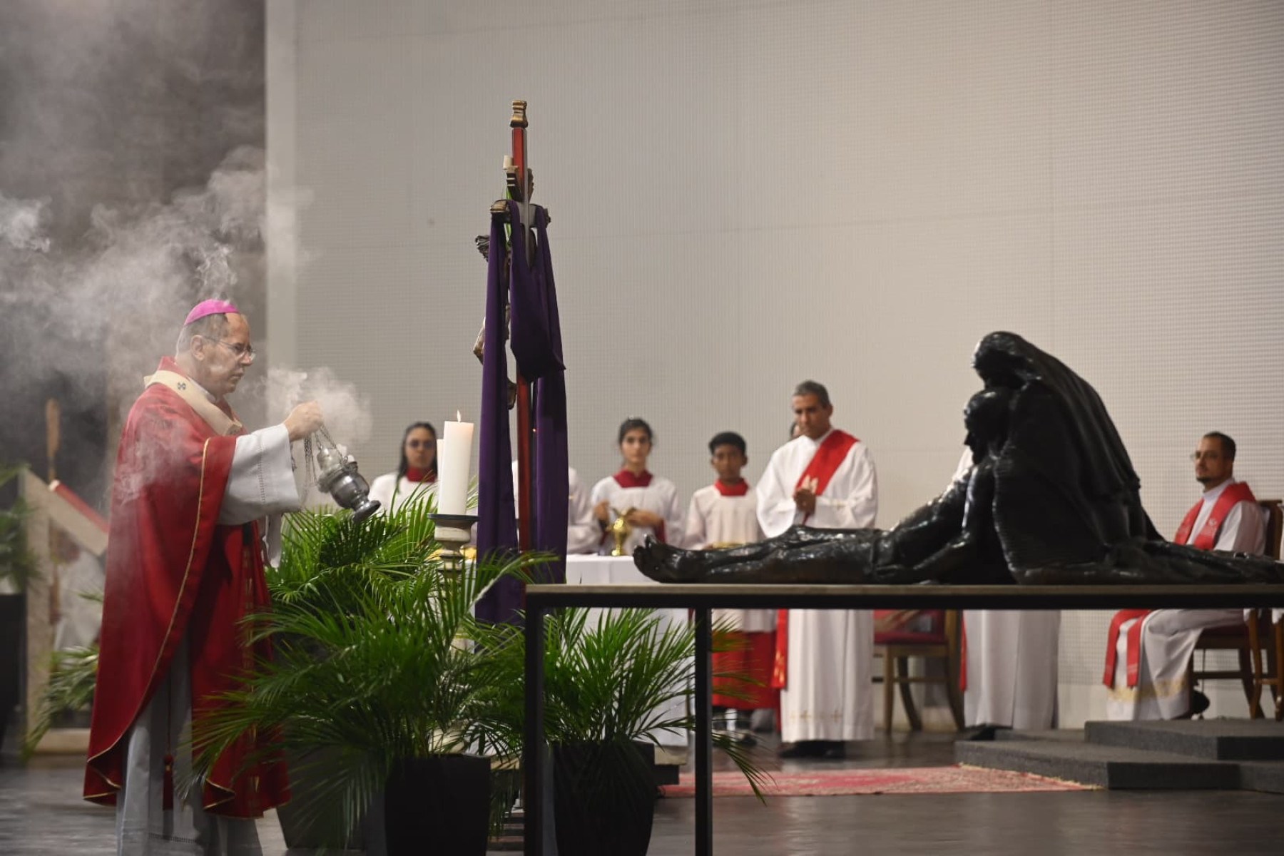 Arcebispo dom Walmor reza pela paz durante missa na catedral de BH neste domingo (13/4)-Leandro Couri/E.M./D.A. Press