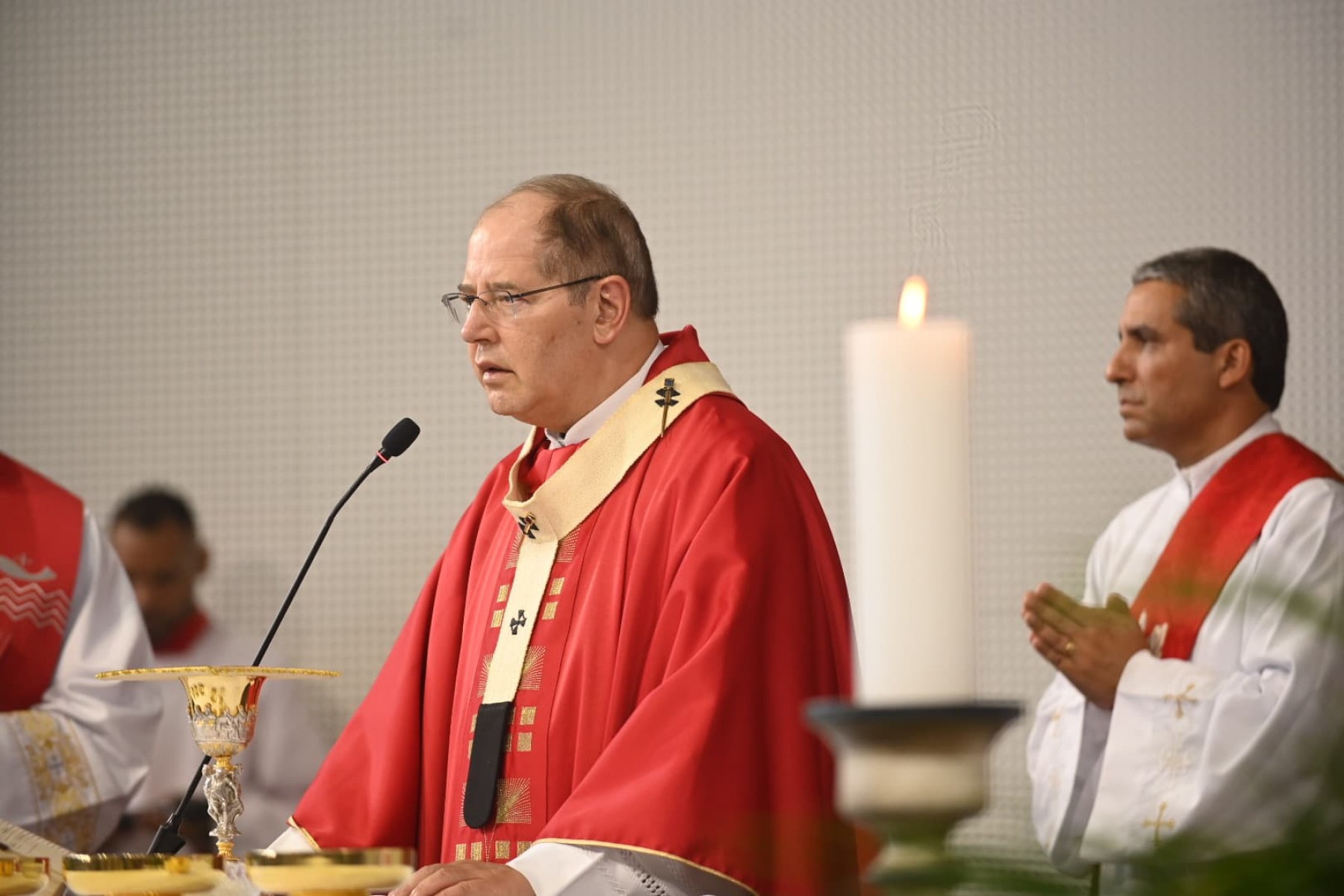 Arcebispo dom Walmor reza pela paz durante missa na catedral de BH neste domingo (13/4)-Leandro Couri/E.M./D.A. Press