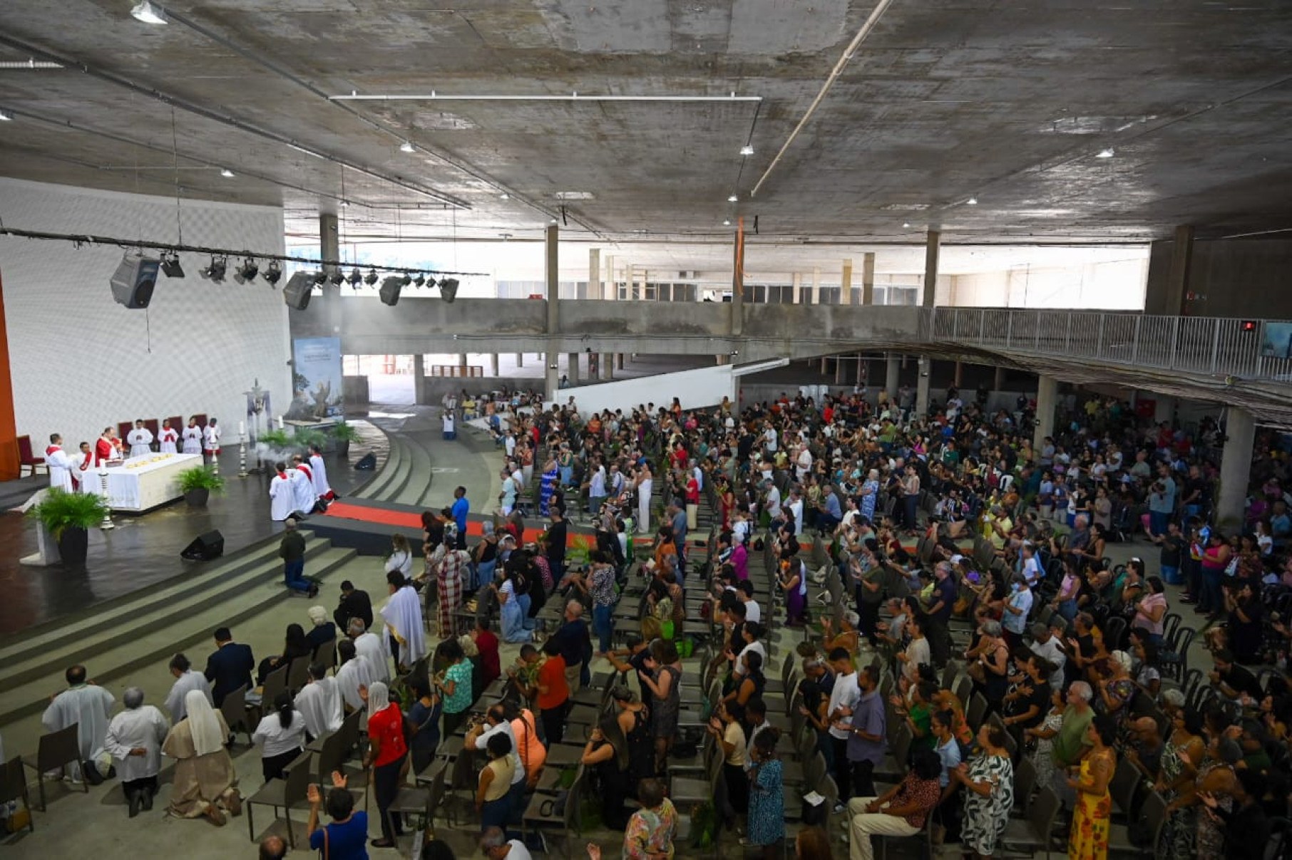 Arcebispo dom Walmor reza pela paz durante missa na catedral de BH neste domingo (13/4)-Leandro Couri/E.M./D.A. Press