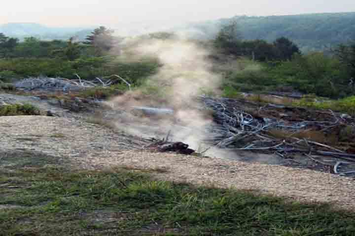A cidade de Centralia, na Pensilvânia, Estados Unidos, é consumida por um incêndio que dura mais de seis décadas e a deixou inóspita. 
- Domínio Público/ Jrmski