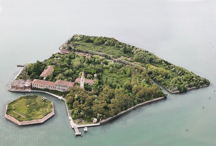 A Ilha de Poveglia é conhecida por sua história sombria. A ilha italiana ganhou notoriedade por ser local de quarentena para pessoas com doenças contagiosas. Histórias de tratamentos cruéis e experimentos desumanos também são associadas à ilha.