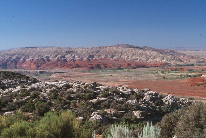 10º Deserto da Grande Bacia (492.000 km²) - Fica nos Estados Unidos,  entre a Serra Nevada, a oeste, e as Montanhas Rochosas, a leste. Tem solo arenoso e cascalhoso, numa região entre os estados de Oregon, Idaho, Nevada, Utah, Wyoming, Colorado e a Califórnia.