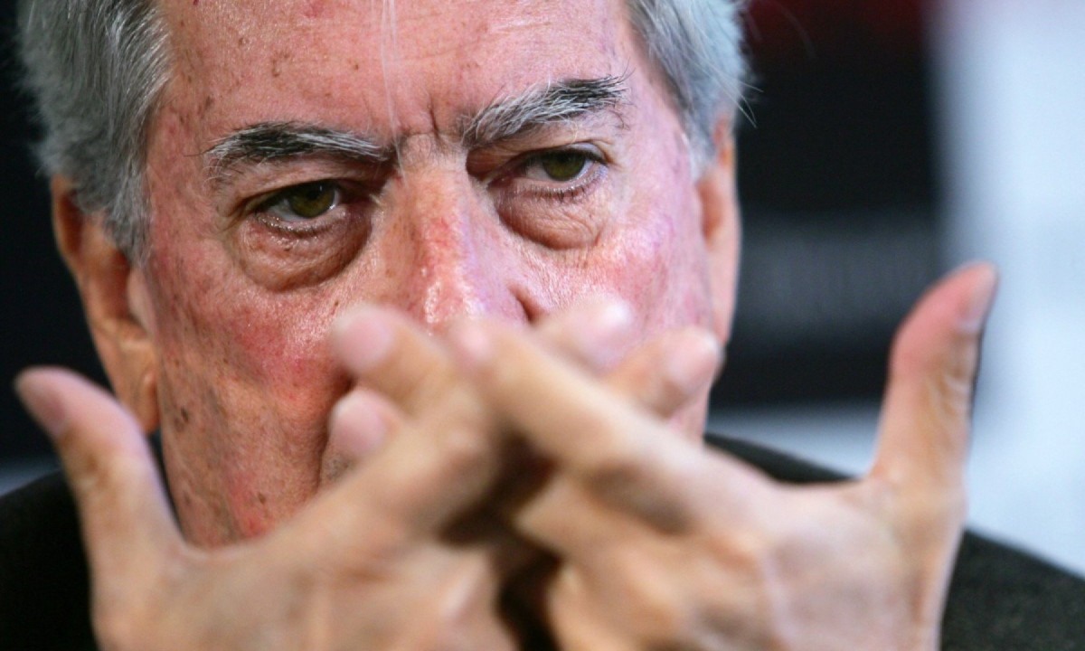  Vargas Llosa em coletiva de imprensa para apresentar a nova peça de Llosa 'La verdad de las mentiras' em Madrid (Espanha), em 2006 -  (crédito: Pierre-Philippe MARCOU / AFP)