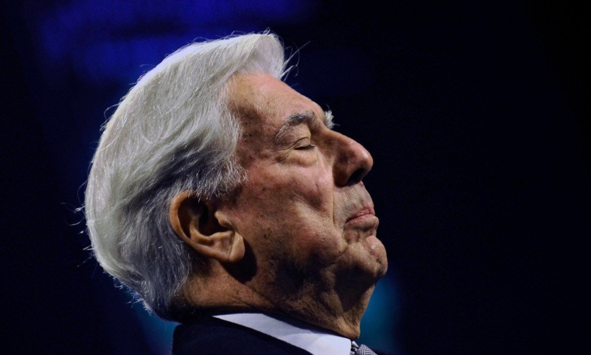 Reação de Vargas Llosa  em coletiva de imprensa para a apresentação do livro O sonho do celta, em 2010; escritor morreu nesse domingo, 13/04/2025 -  (crédito: Pierre-Philippe MARCOU / AFP)