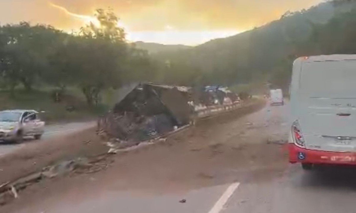 O acidente bloqueia as duas faixas no sentido São Paulo da BR-381 -  (crédito: Reprodução/Redes sociais)