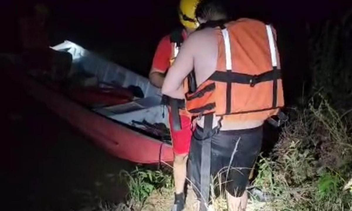 Cinco indivíduos haviam se deslocado em um veículo de passeio até a região do rio para momentos de lazer -  (crédito: Reprodução/CBMMG)