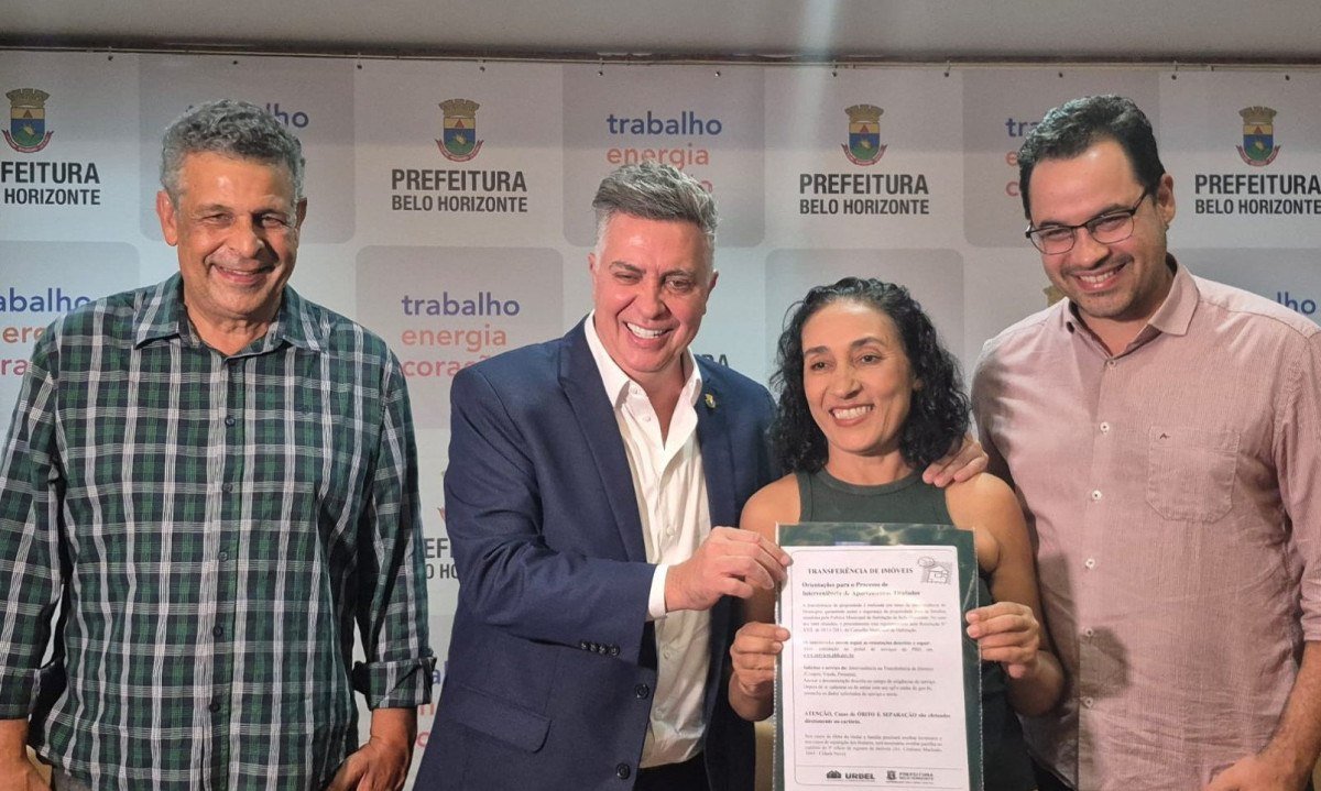 Prefeito Álvaro Damião entregou 181 unidades habitacionais para famílias em três regiões da capital mineira -  (crédito: Thiago Bonna/EM/D.A Press)