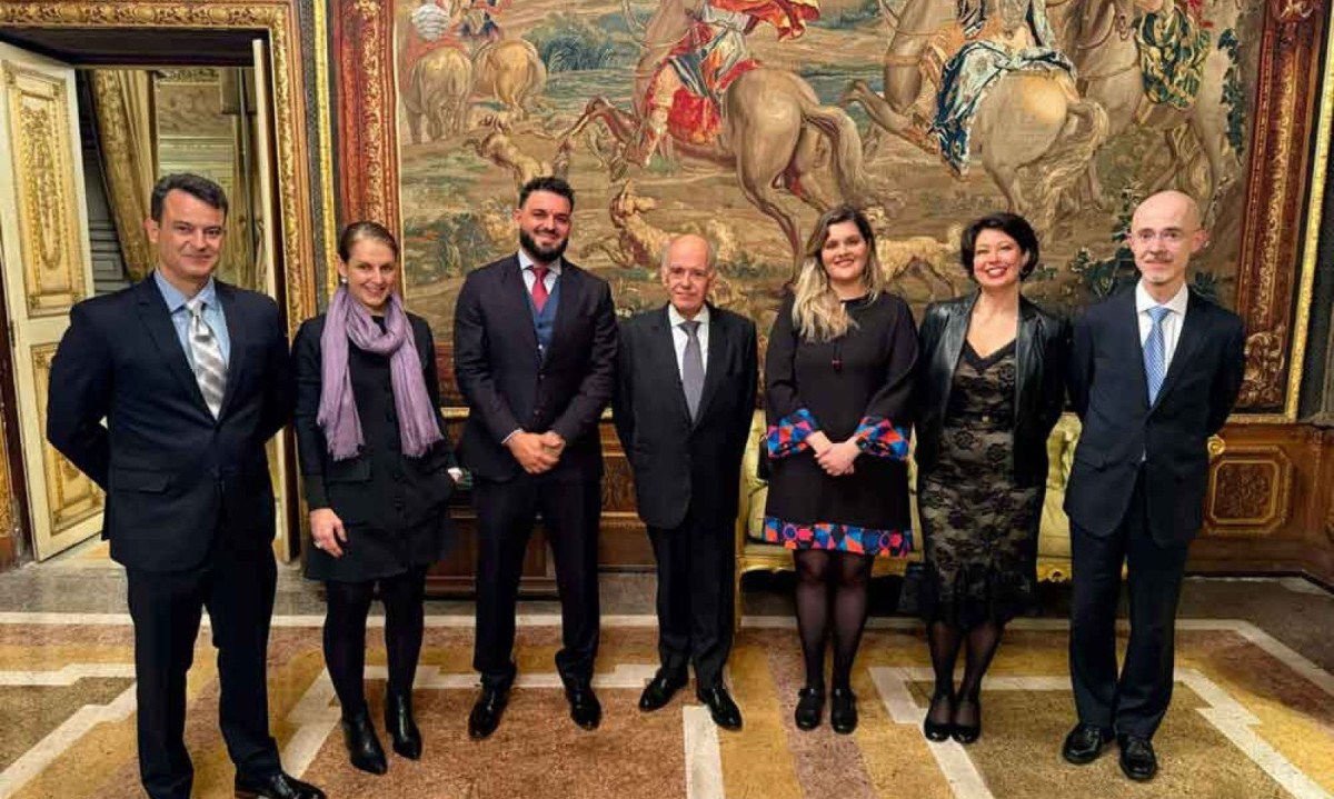 Gestores da APPA se encontraram com comitiva da Robb Report Brasil na residência oficial do embaixador do Brasil junto à Santa Sé
- (crédito: APPA / Divulgação) Gestores da APPA se encontraram com comitiva da Robb Report Brasil na residência oficial do embaixador do Brasil junto à Santa Sé
- (crédito: APPA / Divulgação)