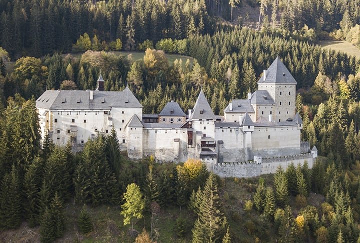 Usado como prisão por séculos, o Castelo Moosham, na Áustria, tem uma história rica e é frequentemente associado a histórias de bruxaria e caças às bruxas na Idade Média. Moosham foi palco de uma série de julgamentos de bruxaria e execuções. Inúmeras pessoas, em sua maioria mulheres, foram condenadas à morte no castelo. Acredita-se que o castelo seja assombrado por espíritos de prisioneiros e vítimas da caça às bruxas.