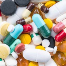 Menino encontra irmãos mortos com overdose acidental de medicamento - FreePik