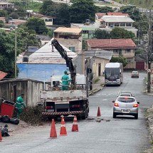 BH: carreta com 15 toneladas não consegue subir rua e deixa imóvel sem luz - Edésio Ferreira/EM/D.A Press